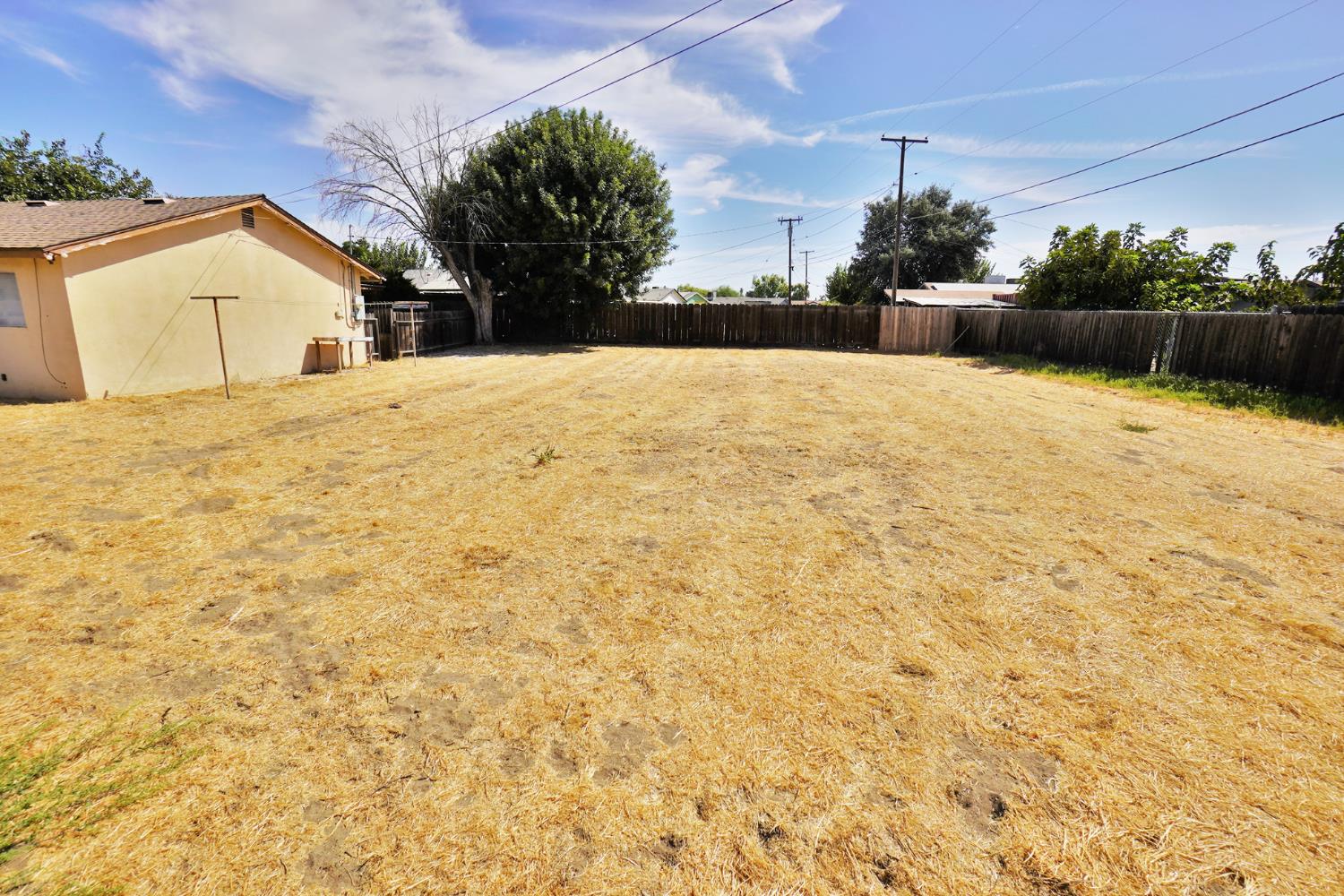 905 E Florinda St, Hanford, CA 93230
