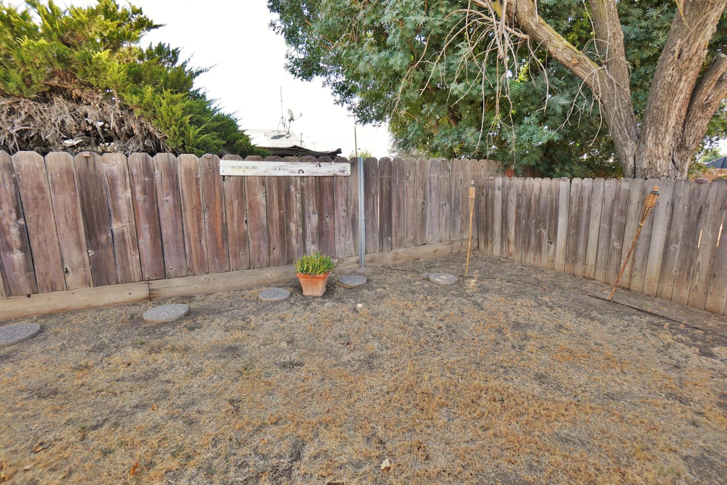 905 E Florinda St, Hanford, CA 93230