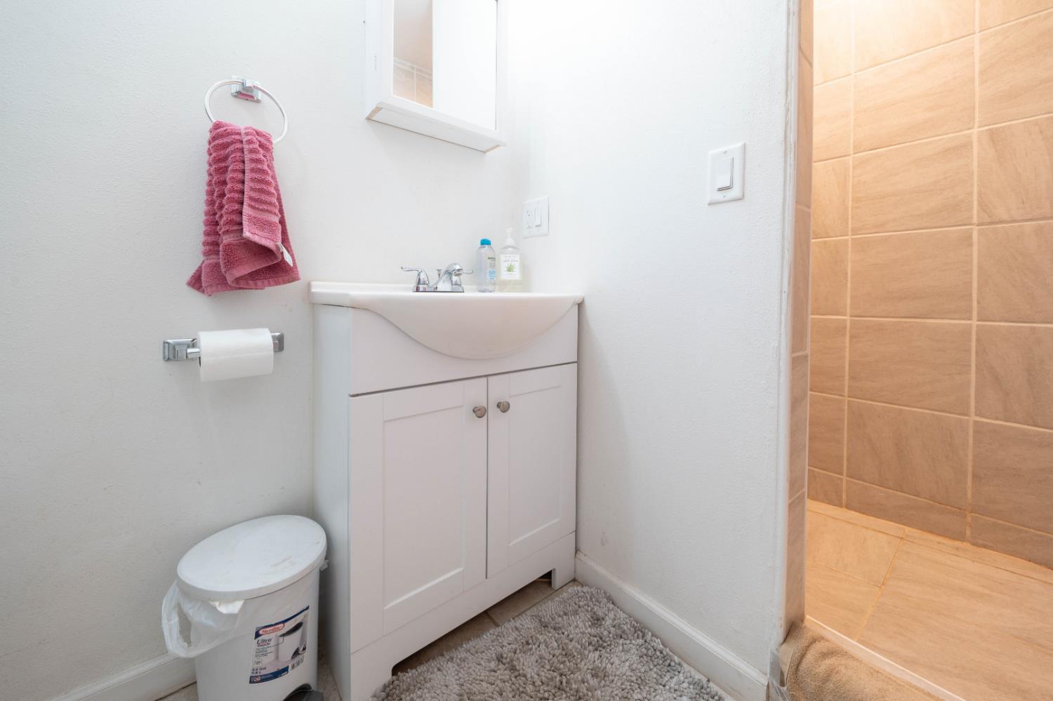 1209 W 6th St, Hanford, CA 93230