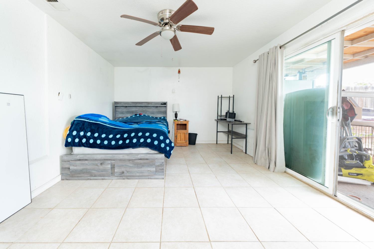 1209 W 6th St, Hanford, CA 93230