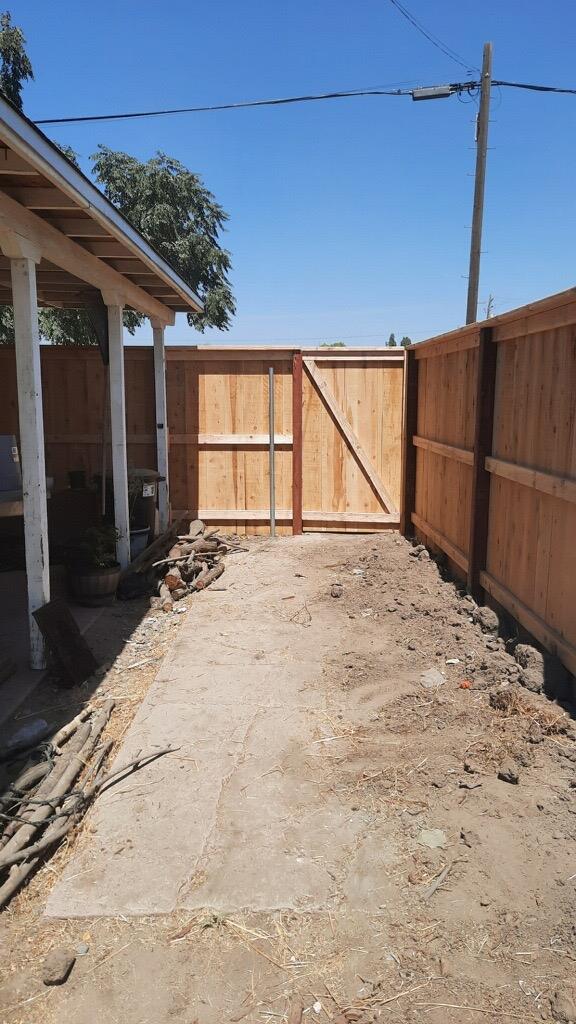 1209 W 6th St, Hanford, CA 93230