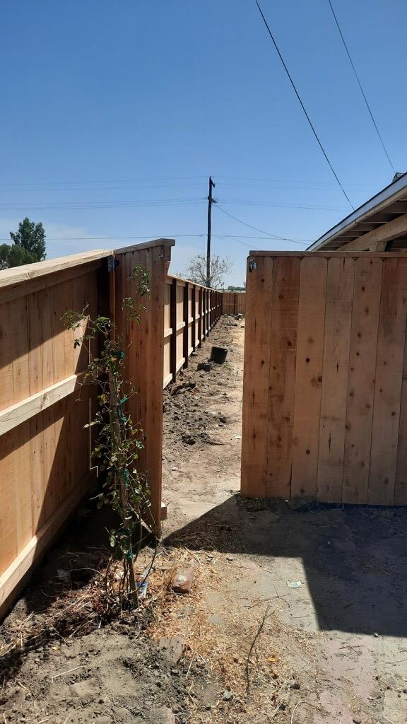 1209 W 6th St, Hanford, CA 93230