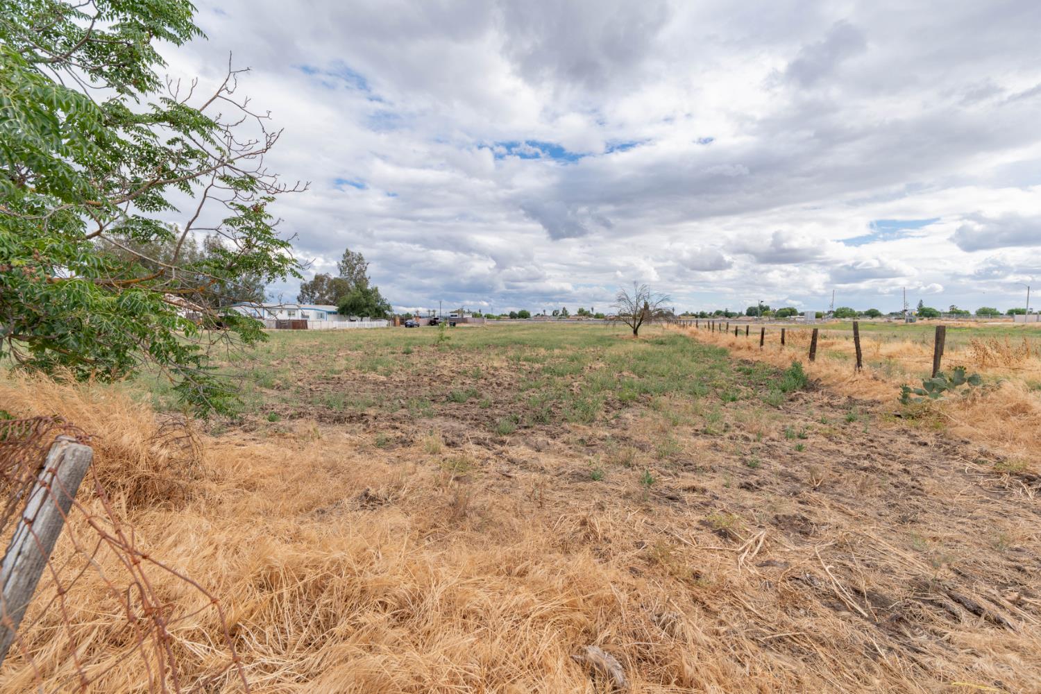 1209 W 6th St, Hanford, CA 93230