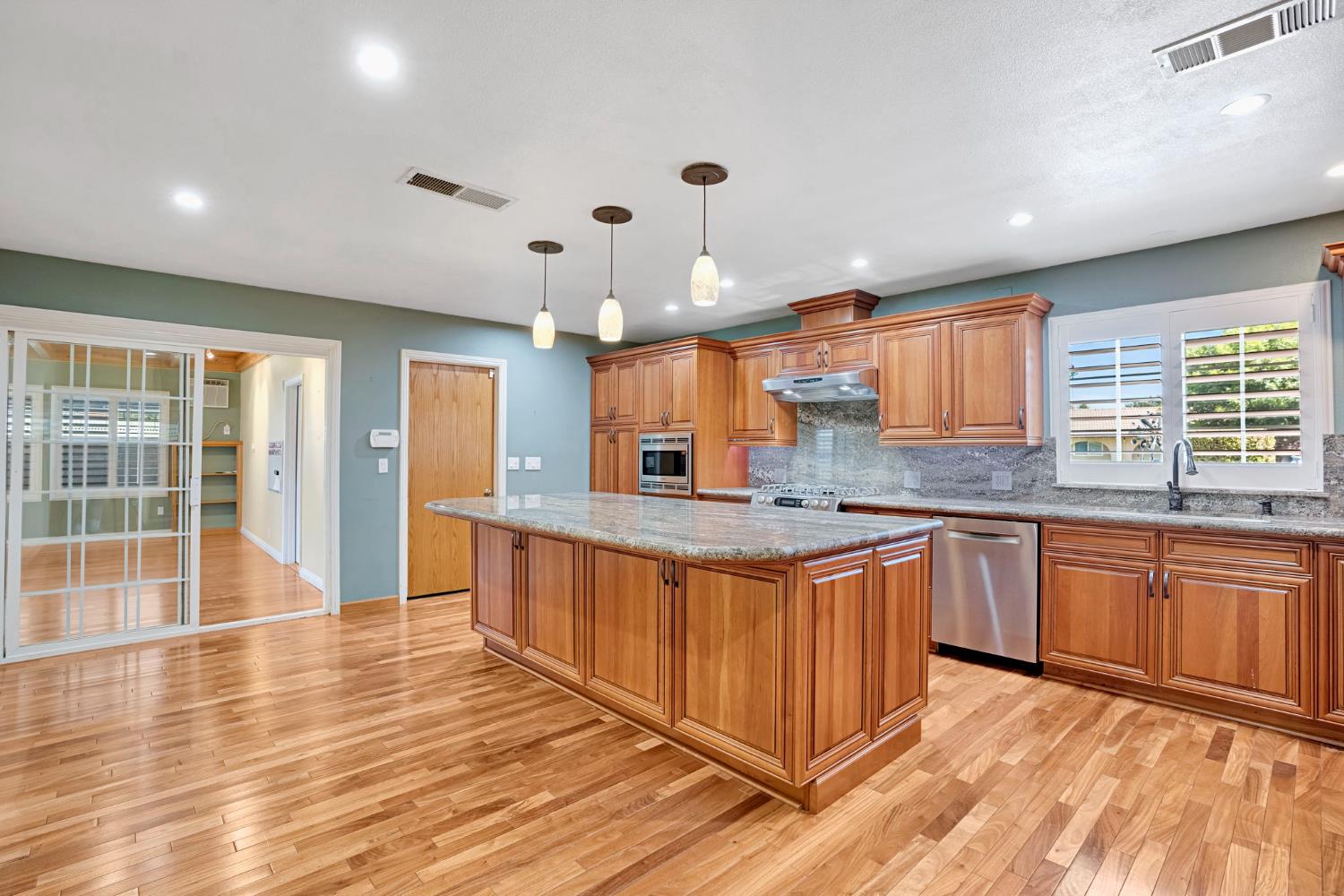 805 W Mulberry Dr, Hanford, CA 93230