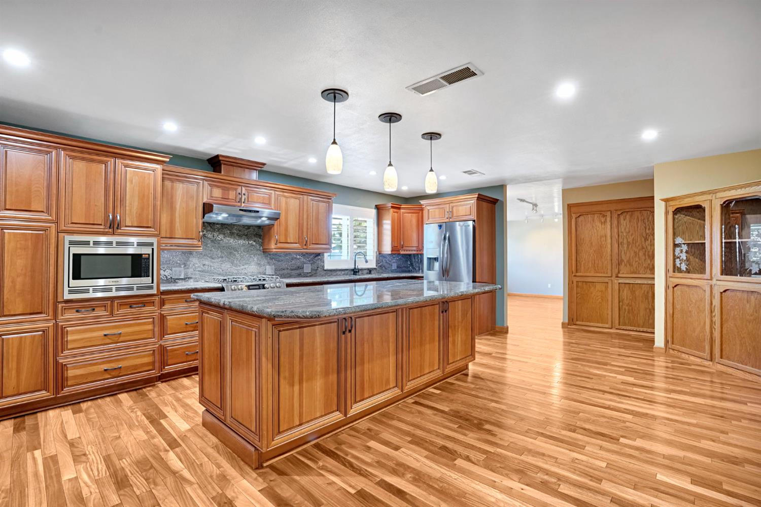 805 W Mulberry Dr, Hanford, CA 93230