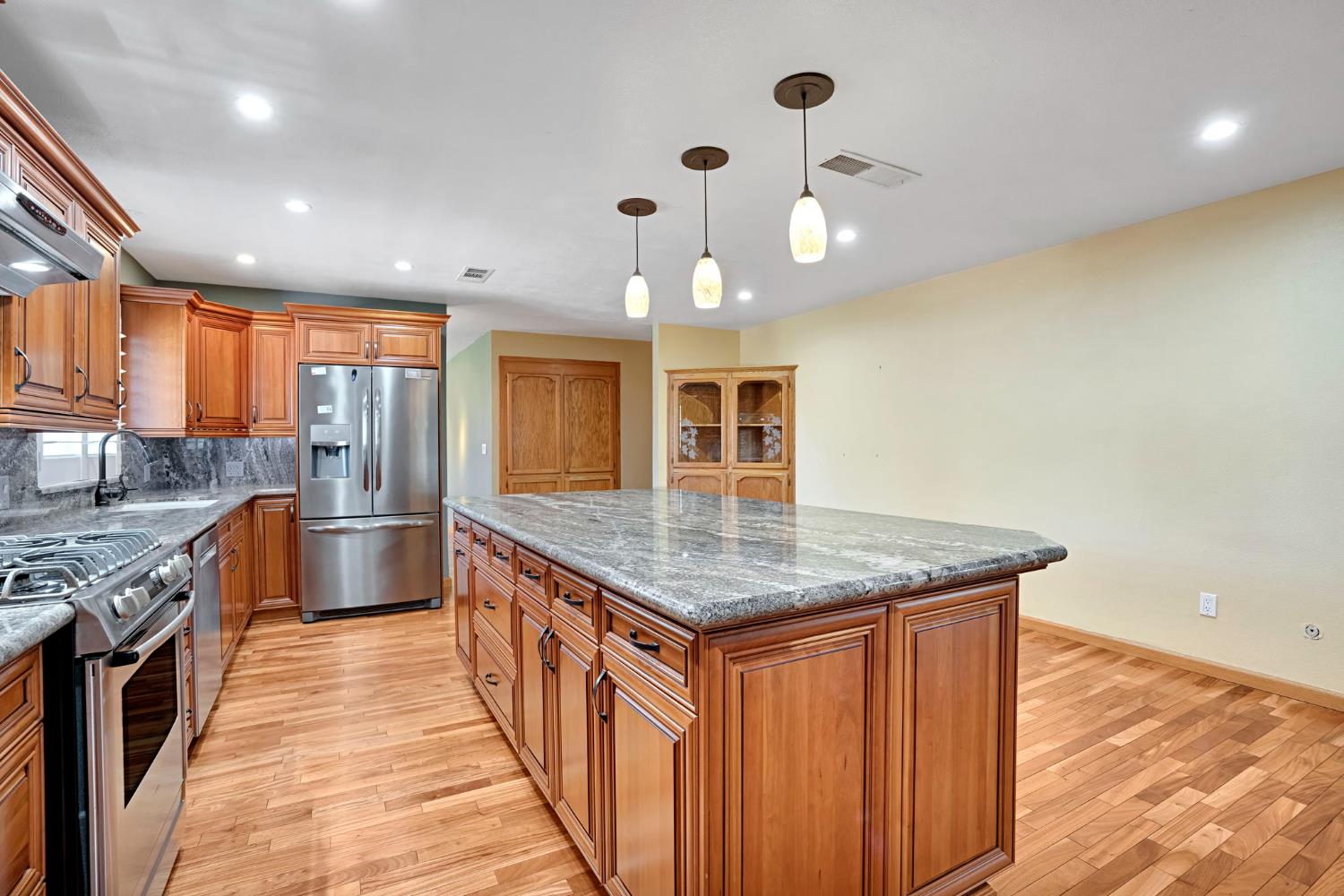 805 W Mulberry Dr, Hanford, CA 93230