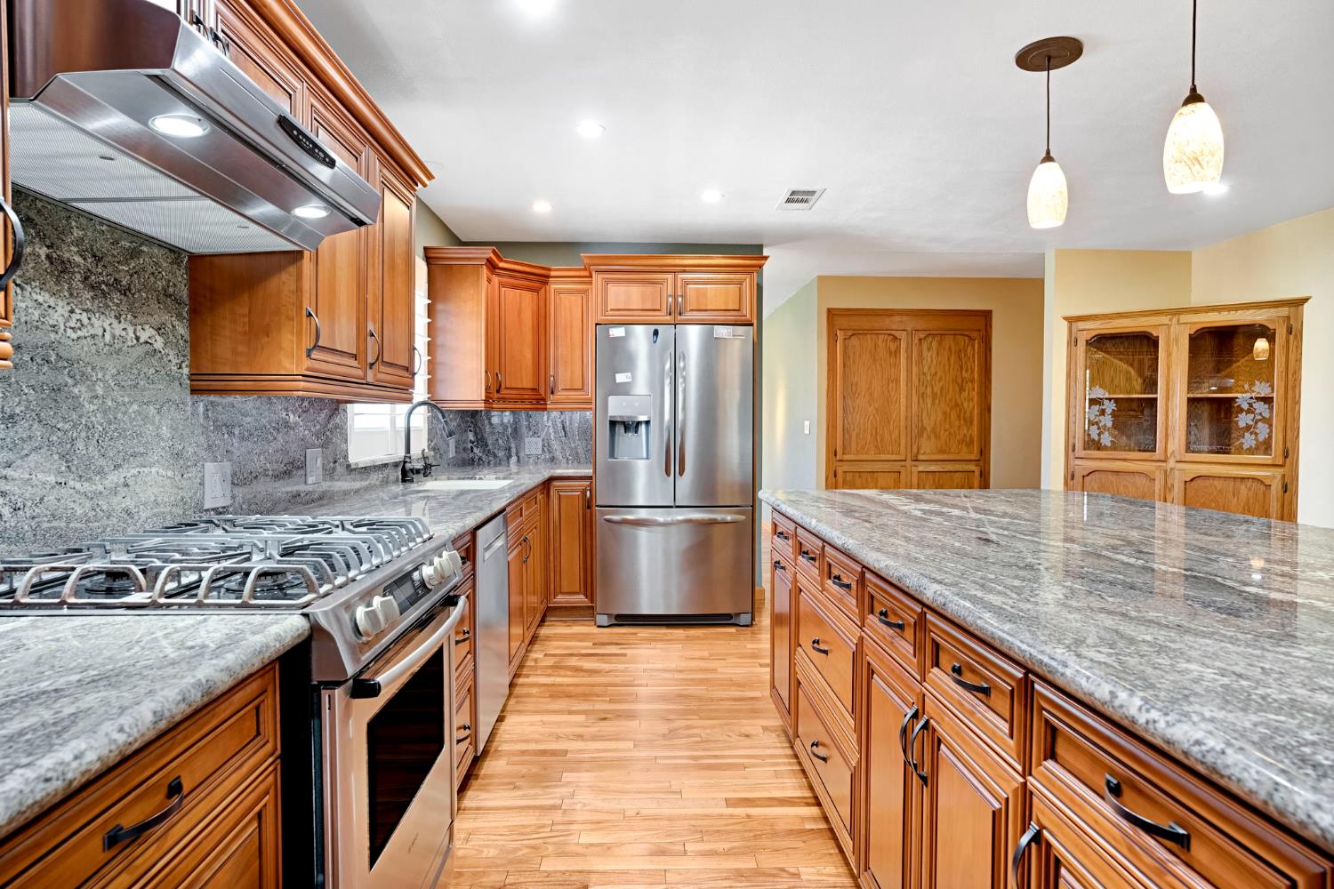 805 W Mulberry Dr, Hanford, CA 93230