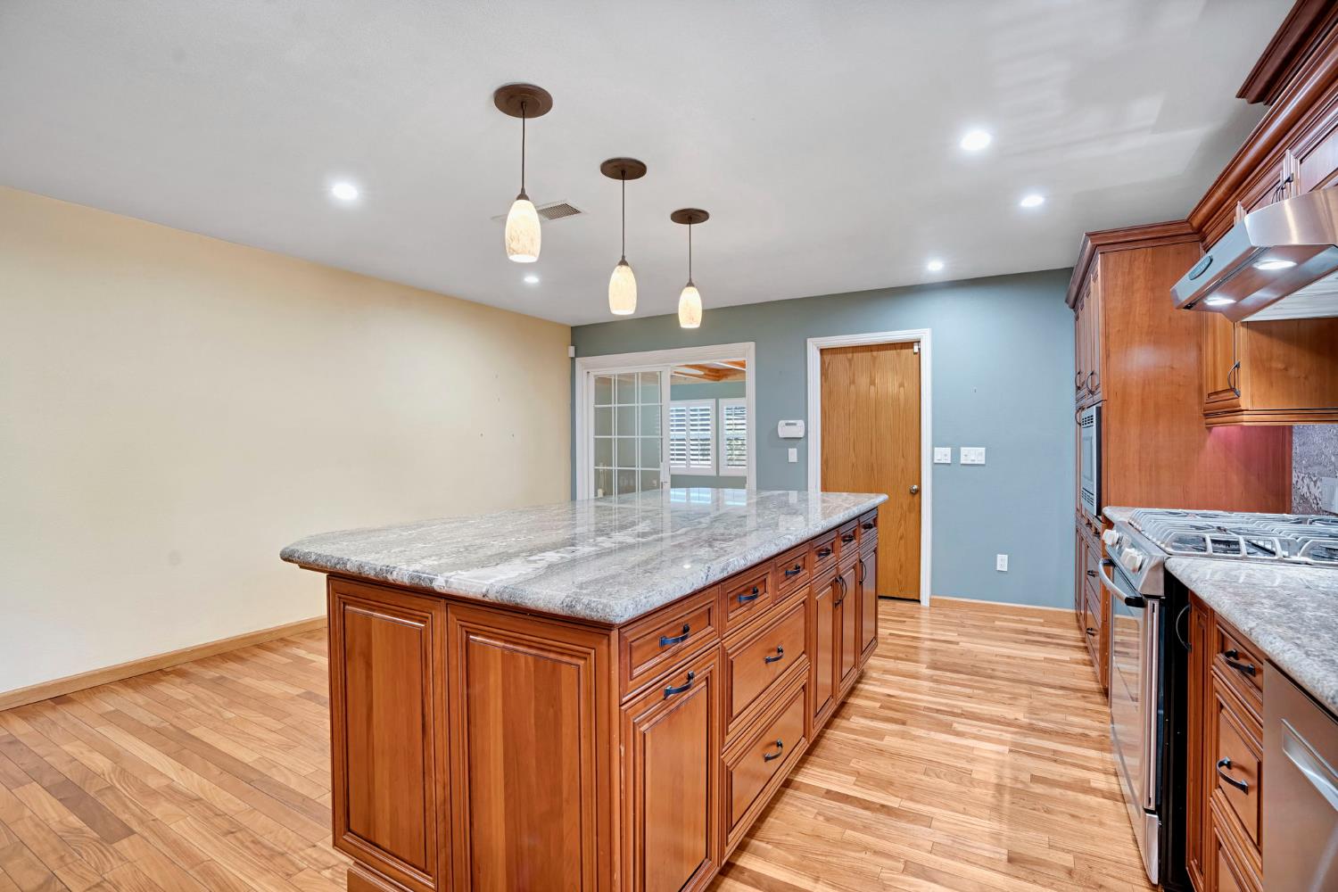 805 W Mulberry Dr, Hanford, CA 93230