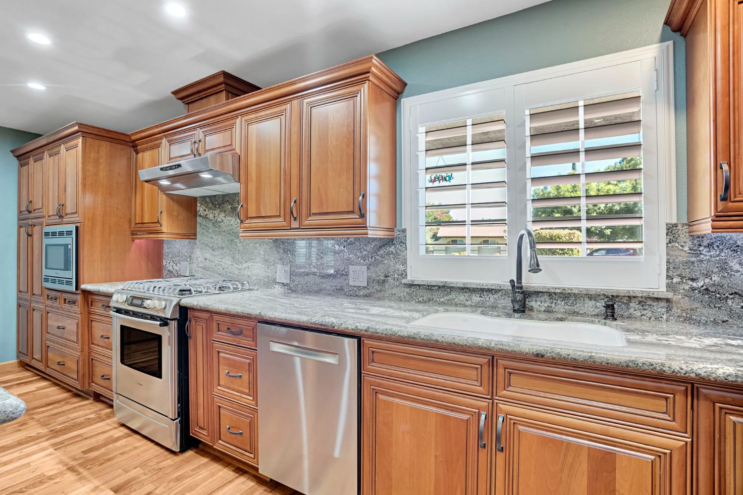 805 W Mulberry Dr, Hanford, CA 93230