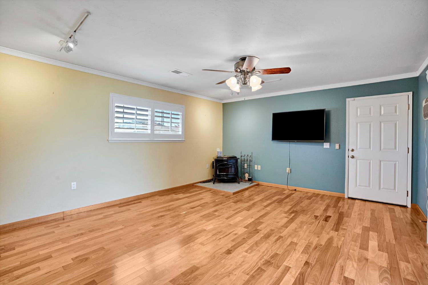 805 W Mulberry Dr, Hanford, CA 93230