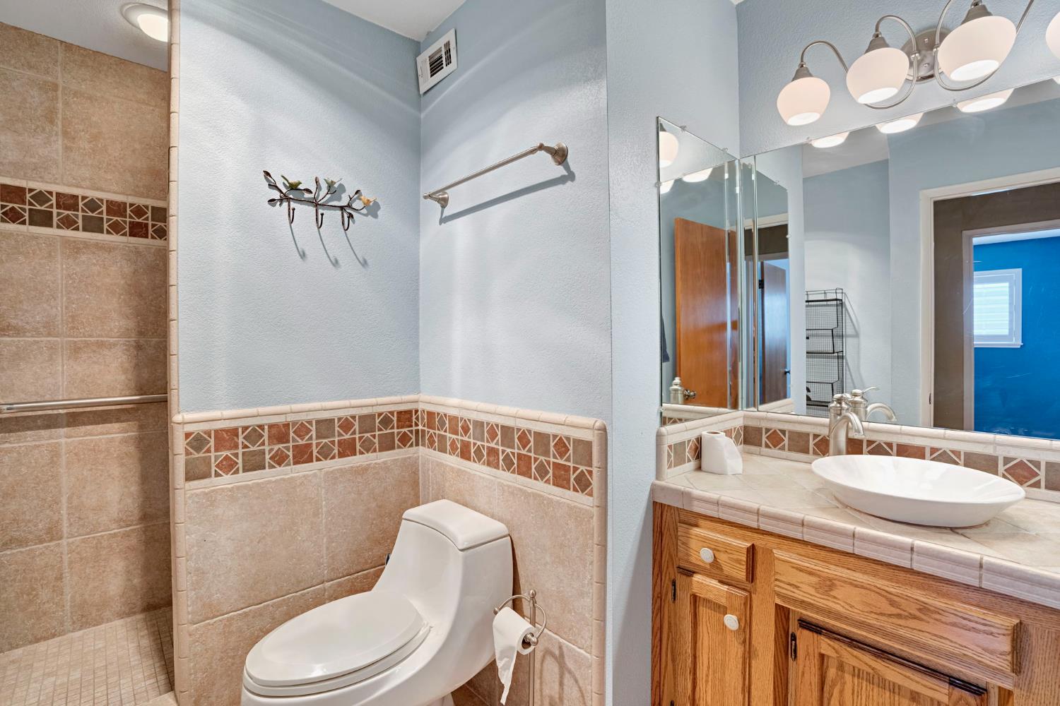 805 W Mulberry Dr, Hanford, CA 93230