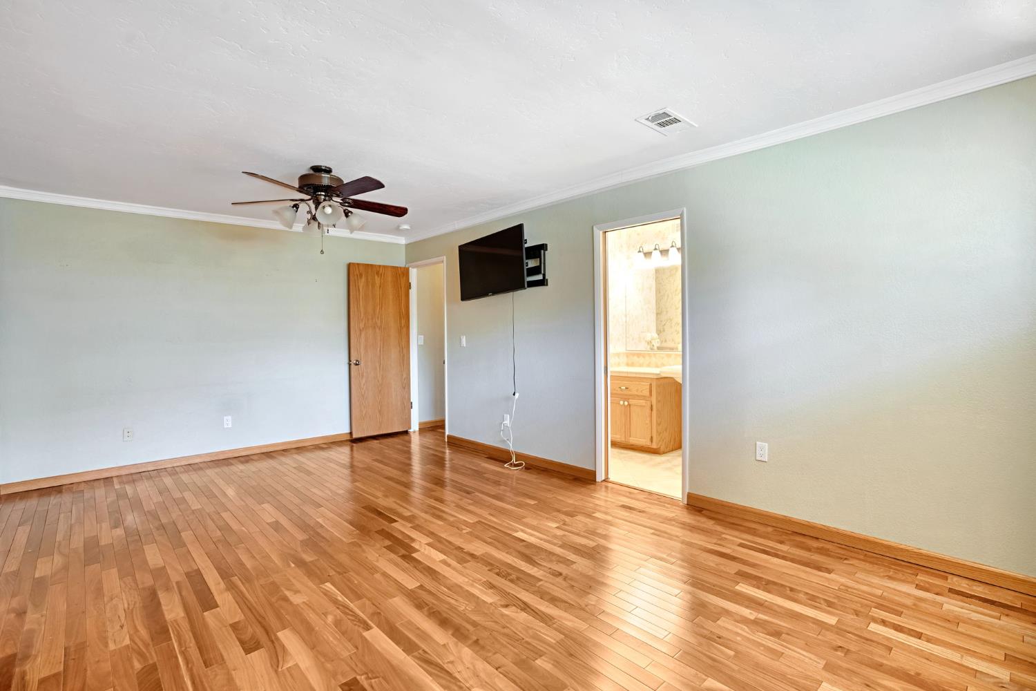 805 W Mulberry Dr, Hanford, CA 93230