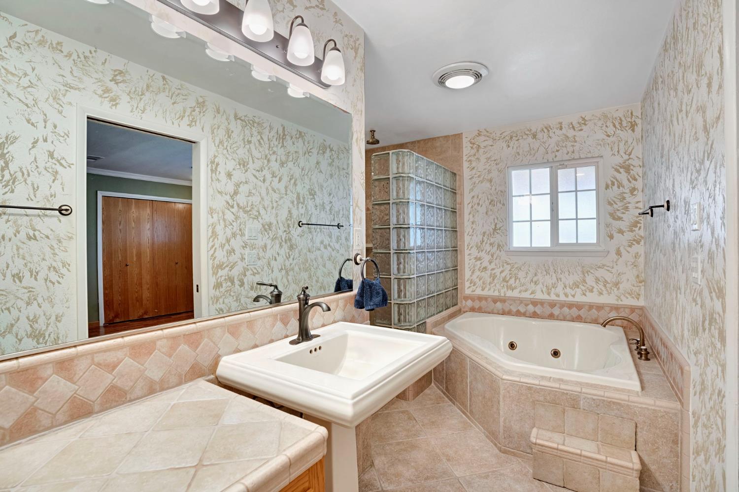 805 W Mulberry Dr, Hanford, CA 93230