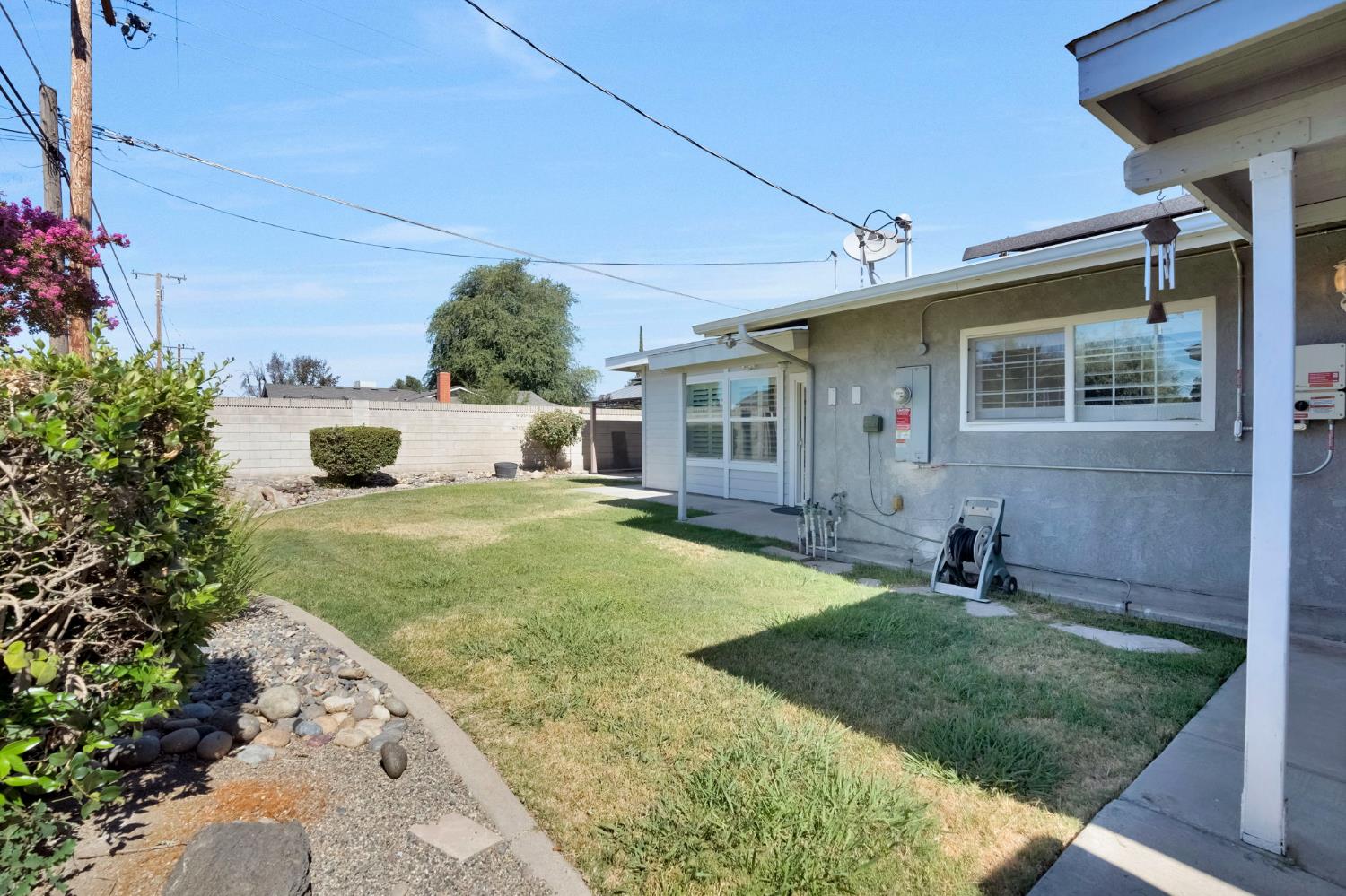 805 W Mulberry Dr, Hanford, CA 93230