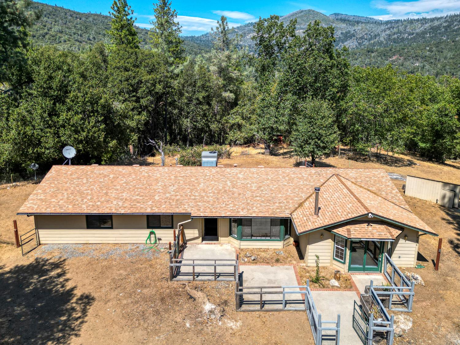 43696 Whispering Pines Dr, Oakhurst, CA 93644