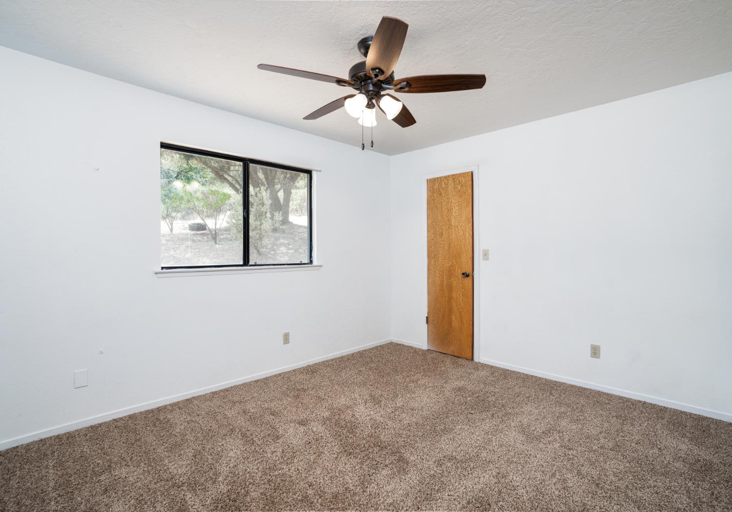 43696 Whispering Pines Dr, Oakhurst, CA 93644