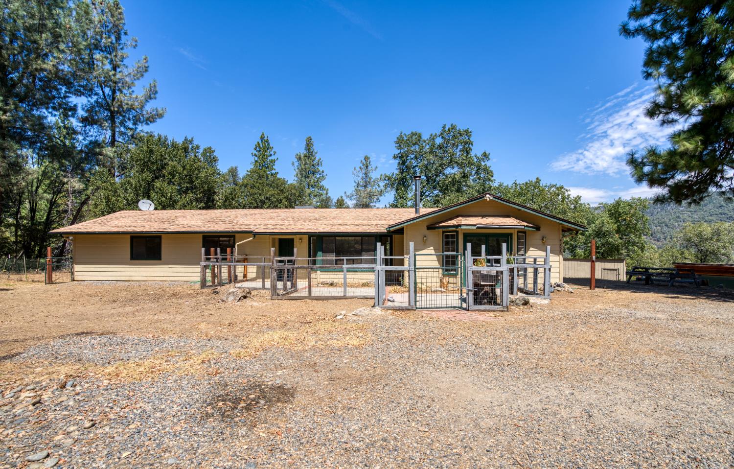 43696 Whispering Pines Dr, Oakhurst, CA 93644