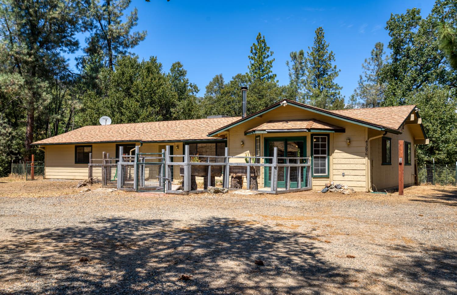 43696 Whispering Pines Dr, Oakhurst, CA 93644