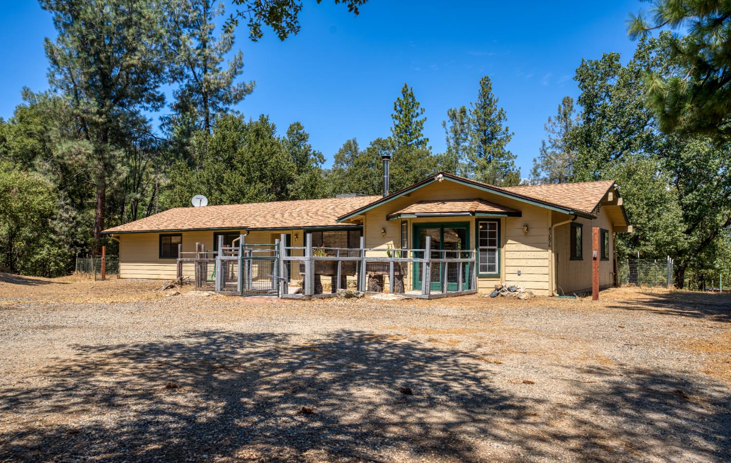 43696 Whispering Pines Dr, Oakhurst, CA 93644