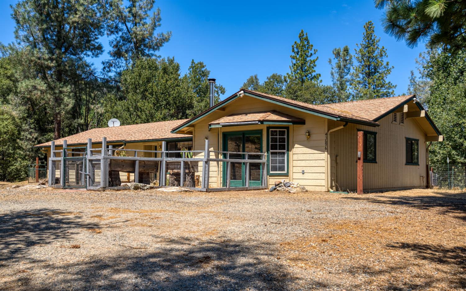 43696 Whispering Pines Dr, Oakhurst, CA 93644