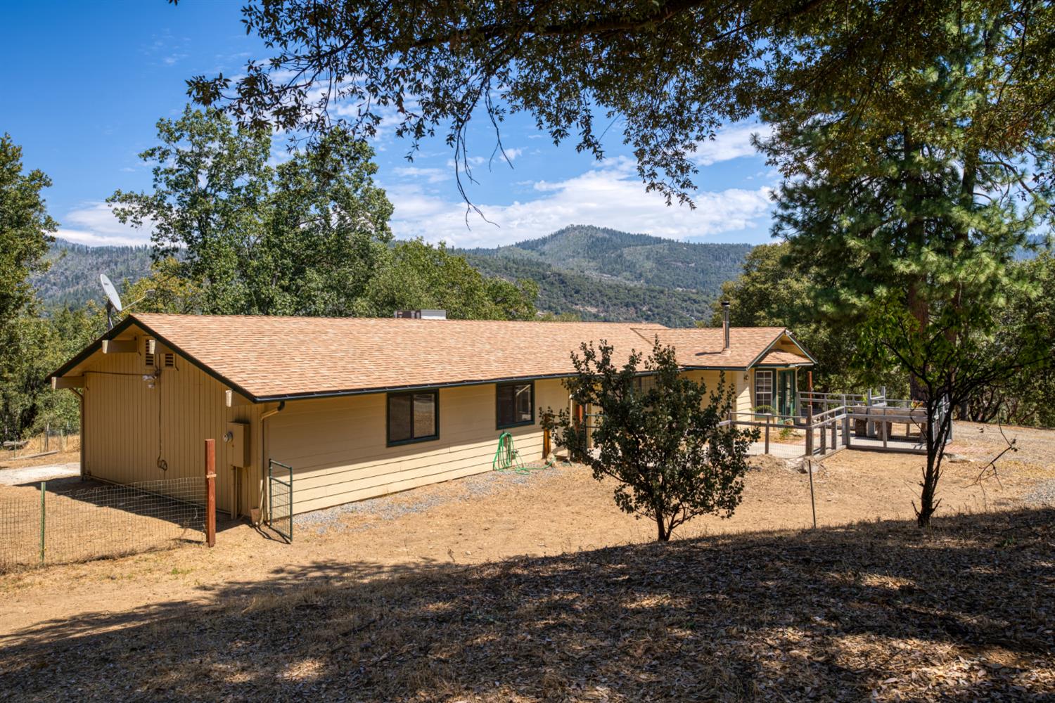 43696 Whispering Pines Dr, Oakhurst, CA 93644