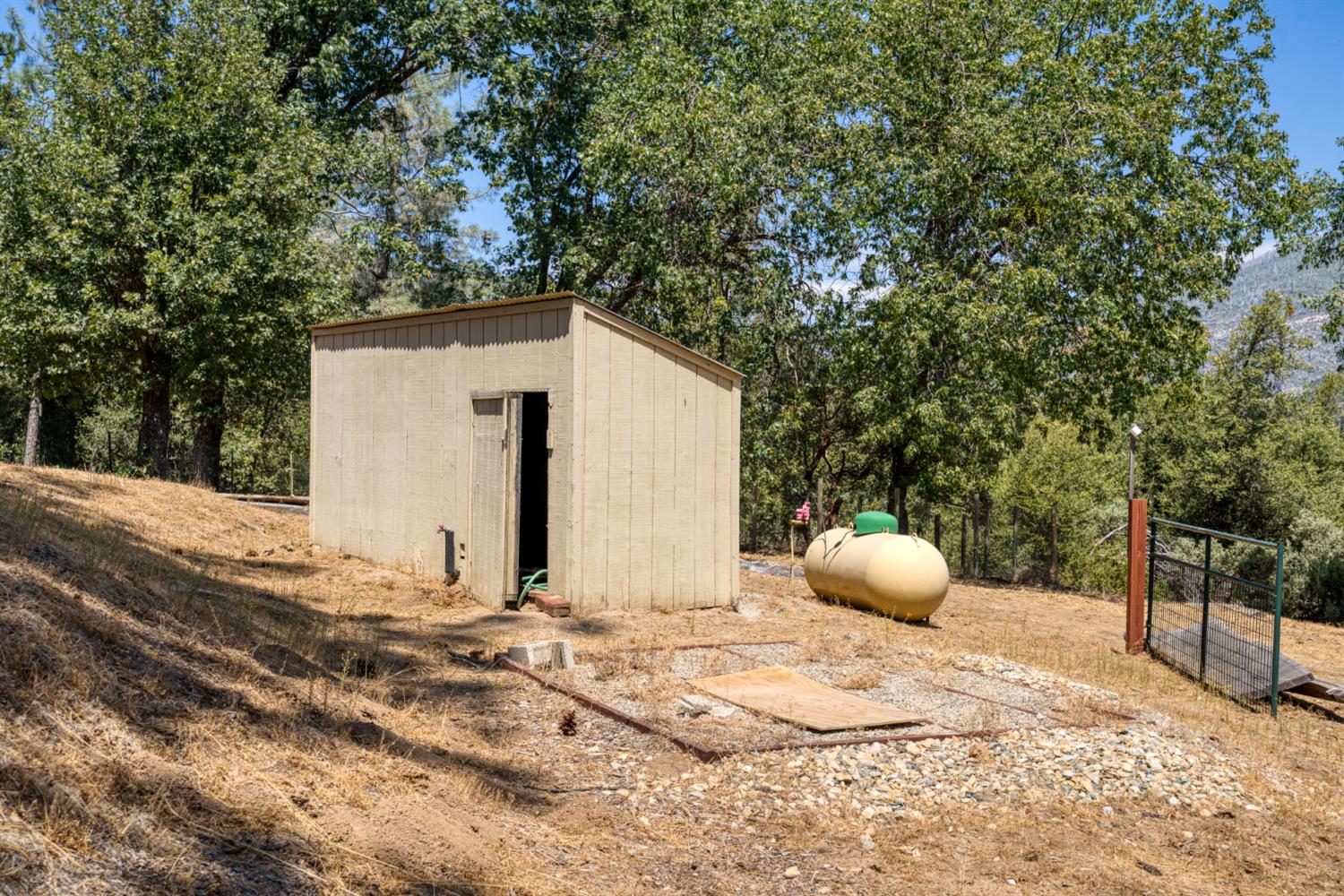 43696 Whispering Pines Dr, Oakhurst, CA 93644