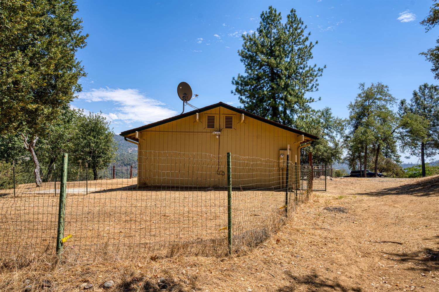 43696 Whispering Pines Dr, Oakhurst, CA 93644
