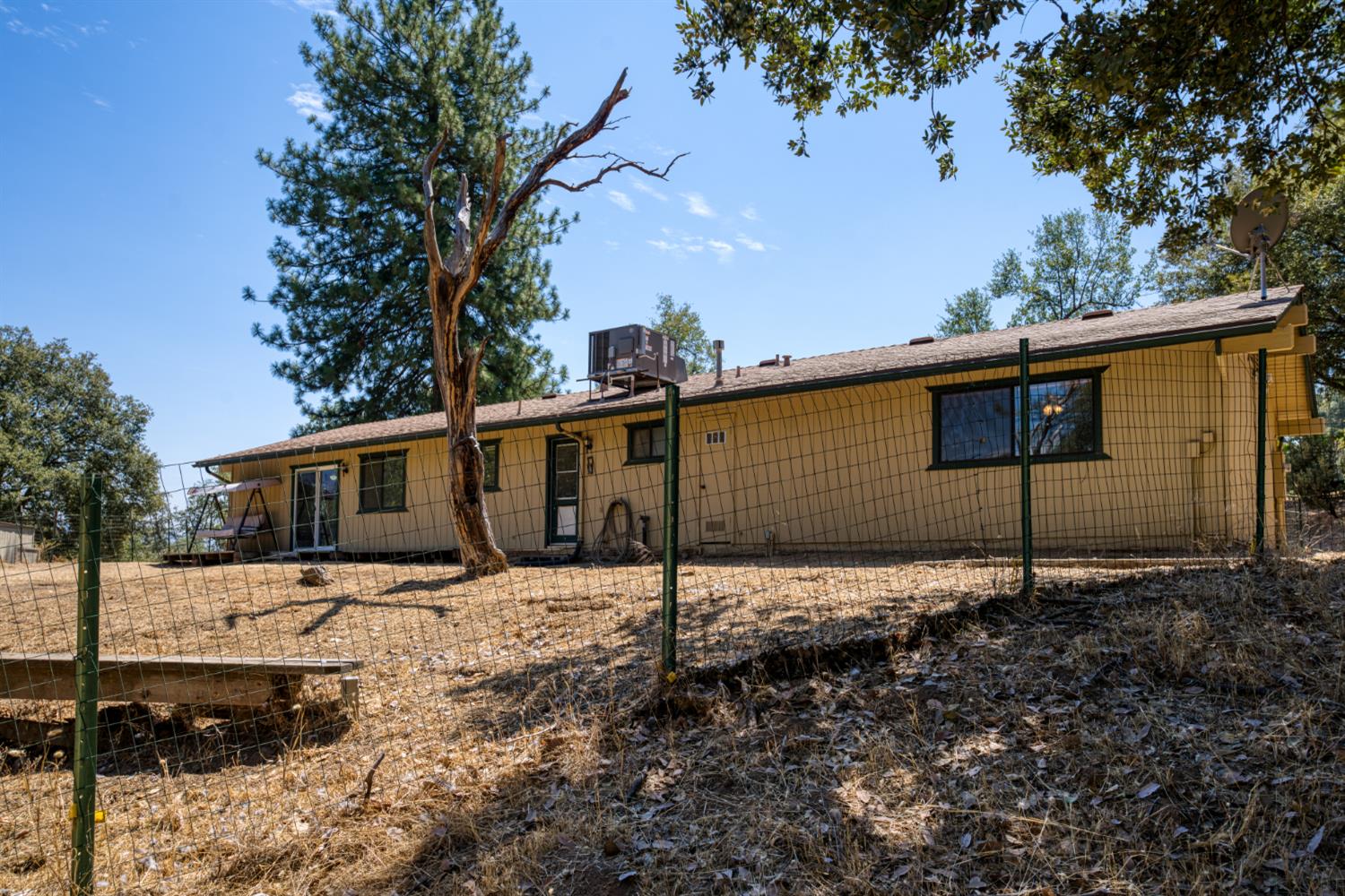 43696 Whispering Pines Dr, Oakhurst, CA 93644