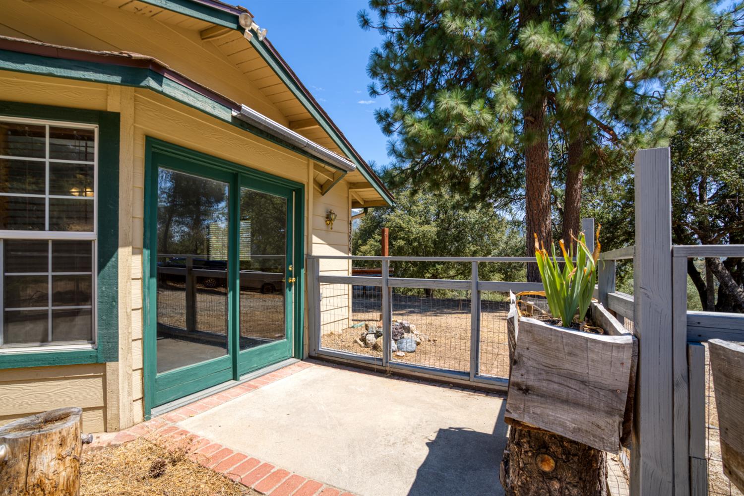 43696 Whispering Pines Dr, Oakhurst, CA 93644