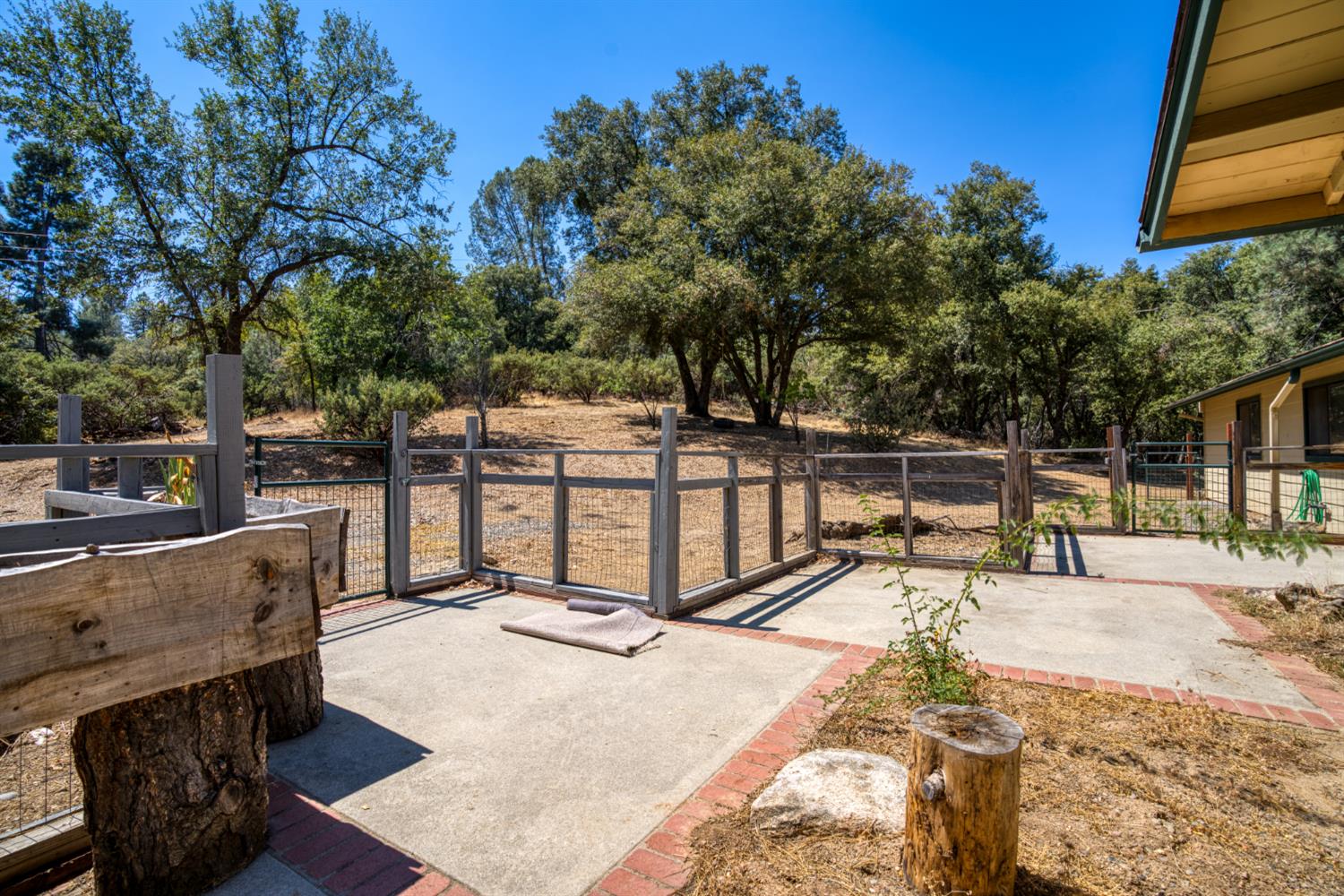 43696 Whispering Pines Dr, Oakhurst, CA 93644