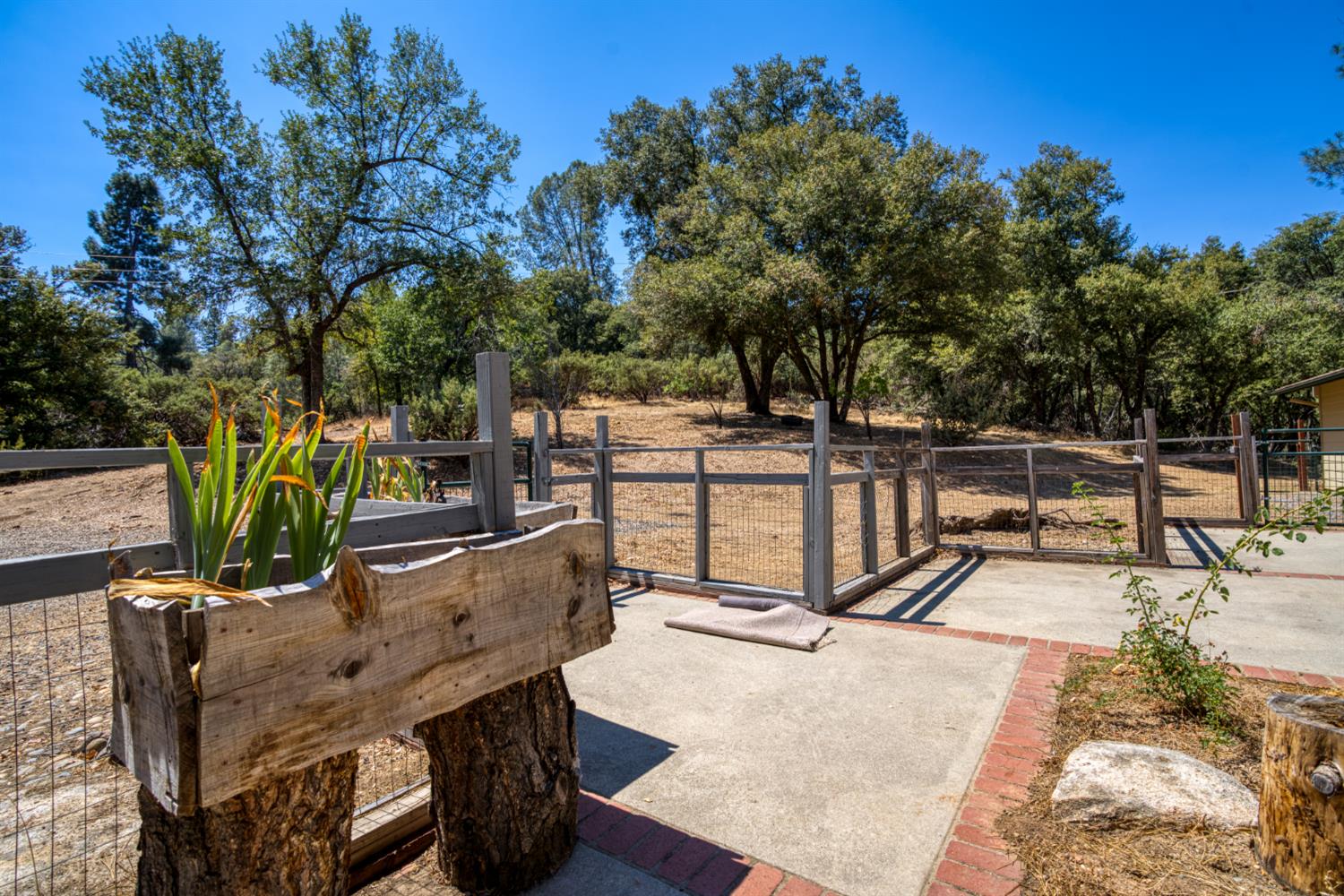 43696 Whispering Pines Dr, Oakhurst, CA 93644