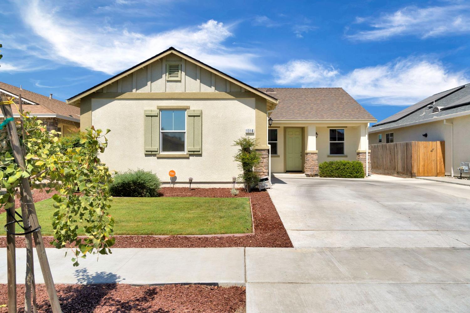 1316 Greenbrier Dr, Hanford, CA 93230