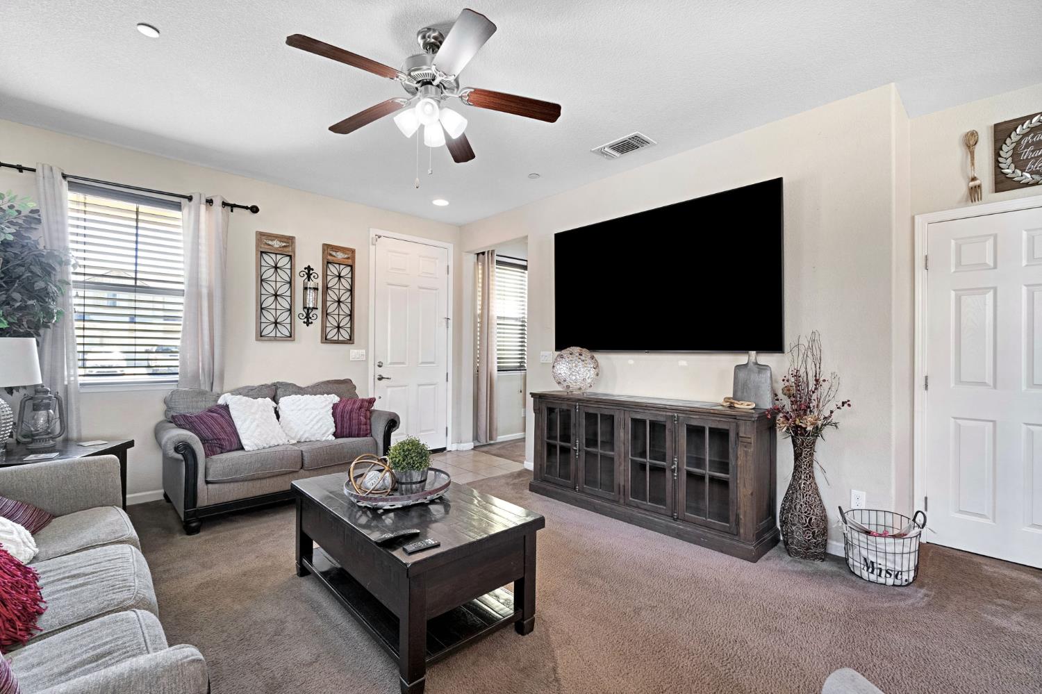 1316 Greenbrier Dr, Hanford, CA 93230