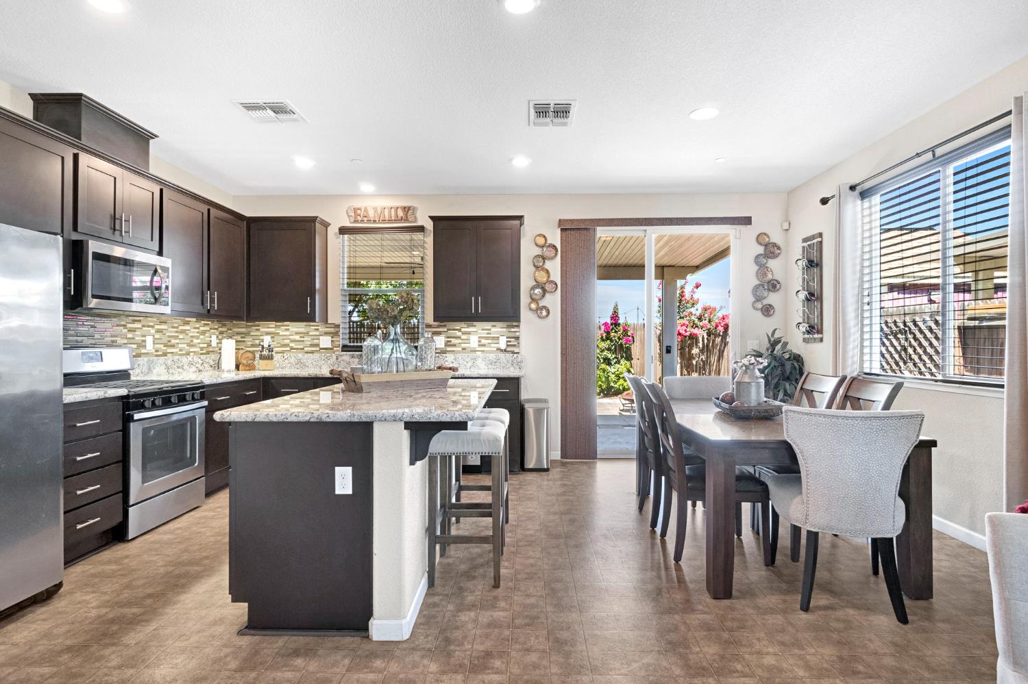 1316 Greenbrier Dr, Hanford, CA 93230