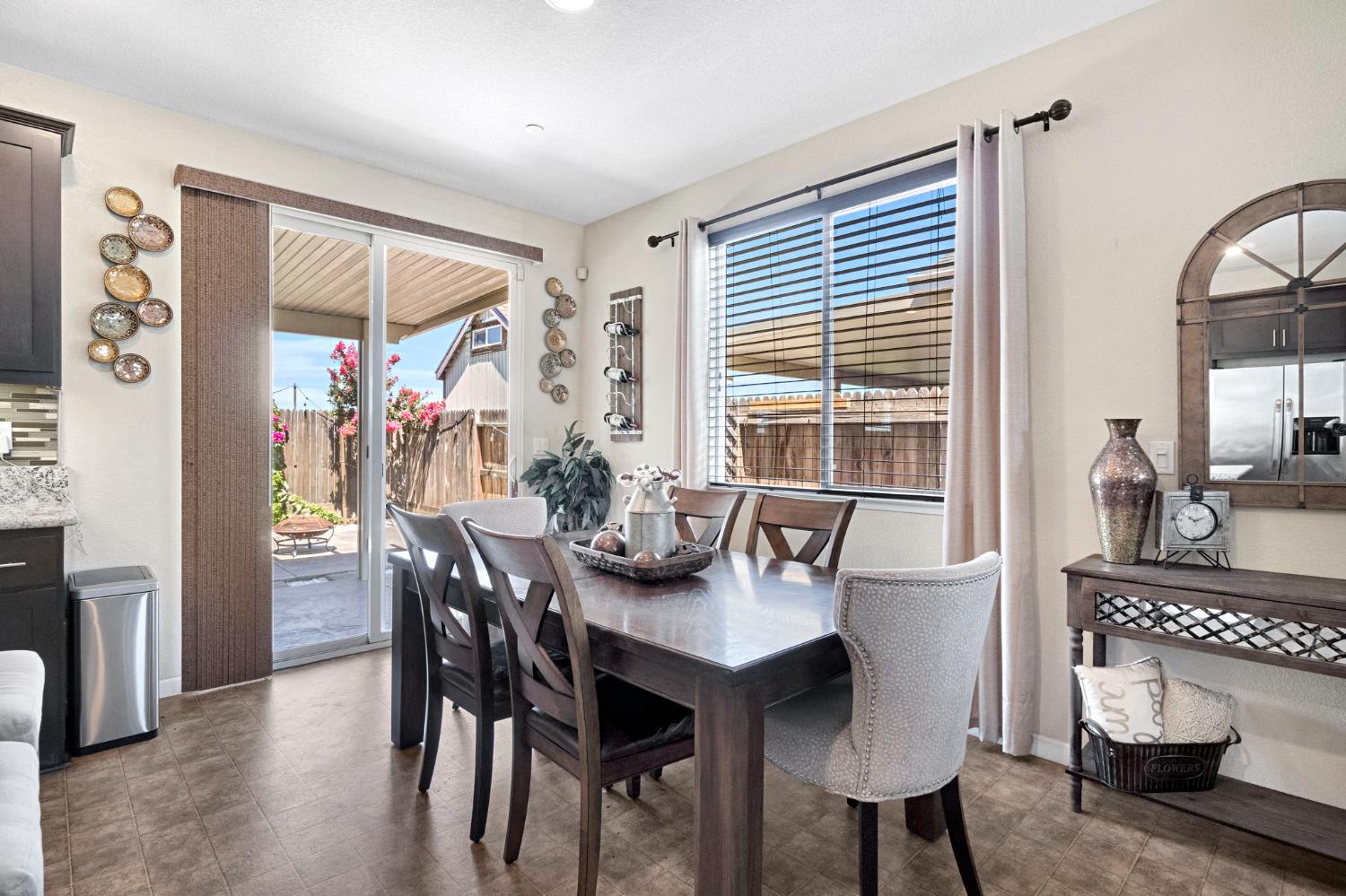 1316 Greenbrier Dr, Hanford, CA 93230