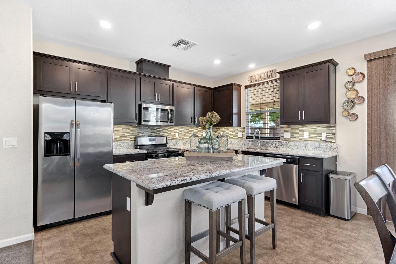 1316 Greenbrier Dr, Hanford, CA 93230
