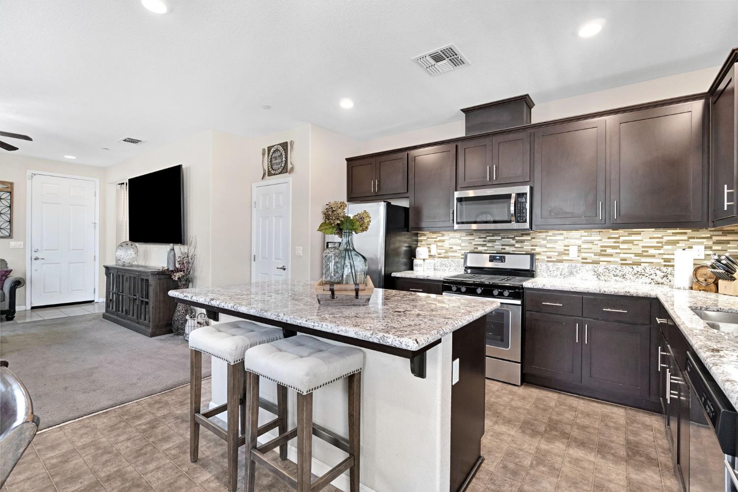 1316 Greenbrier Dr, Hanford, CA 93230