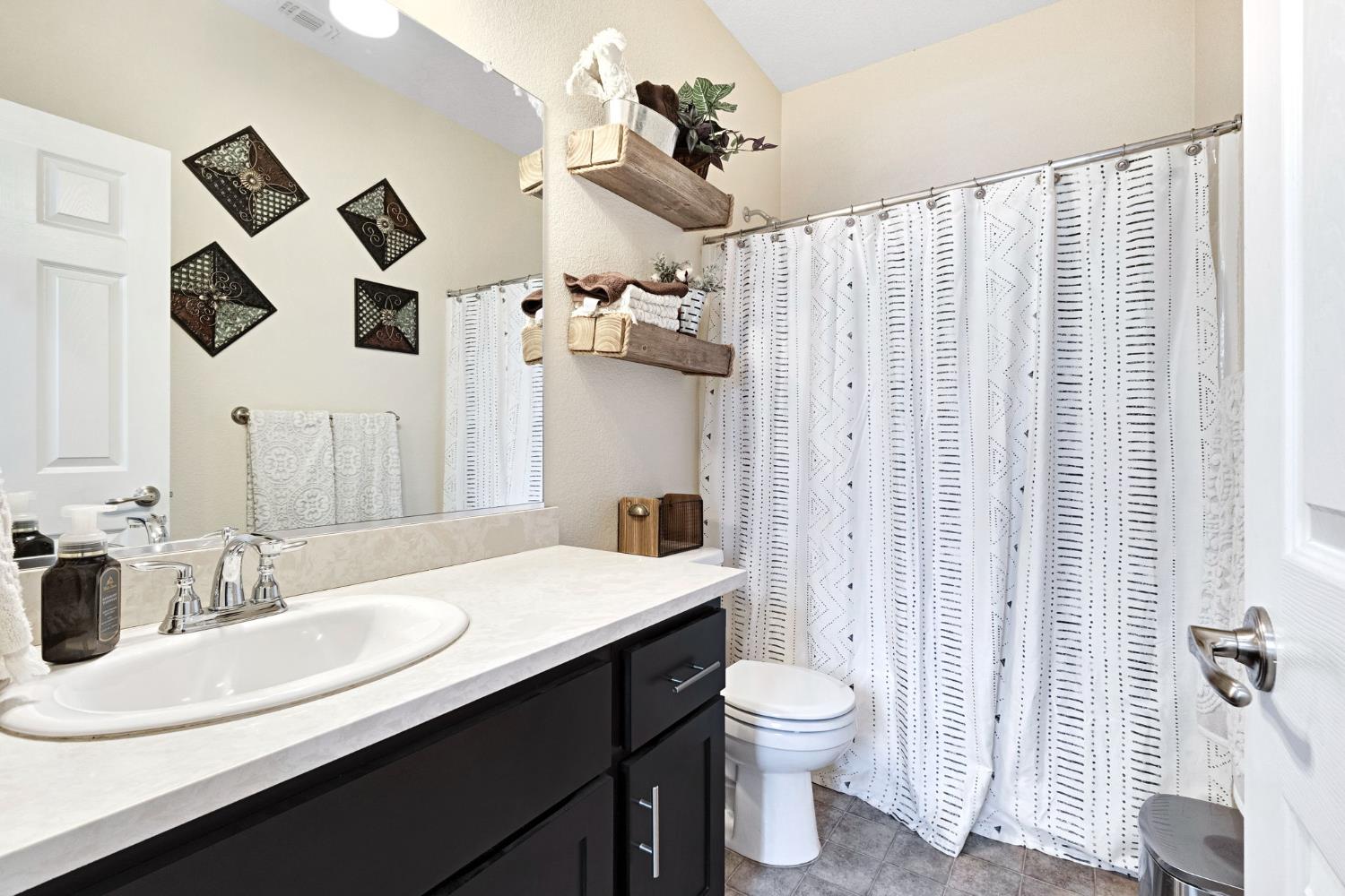 1316 Greenbrier Dr, Hanford, CA 93230
