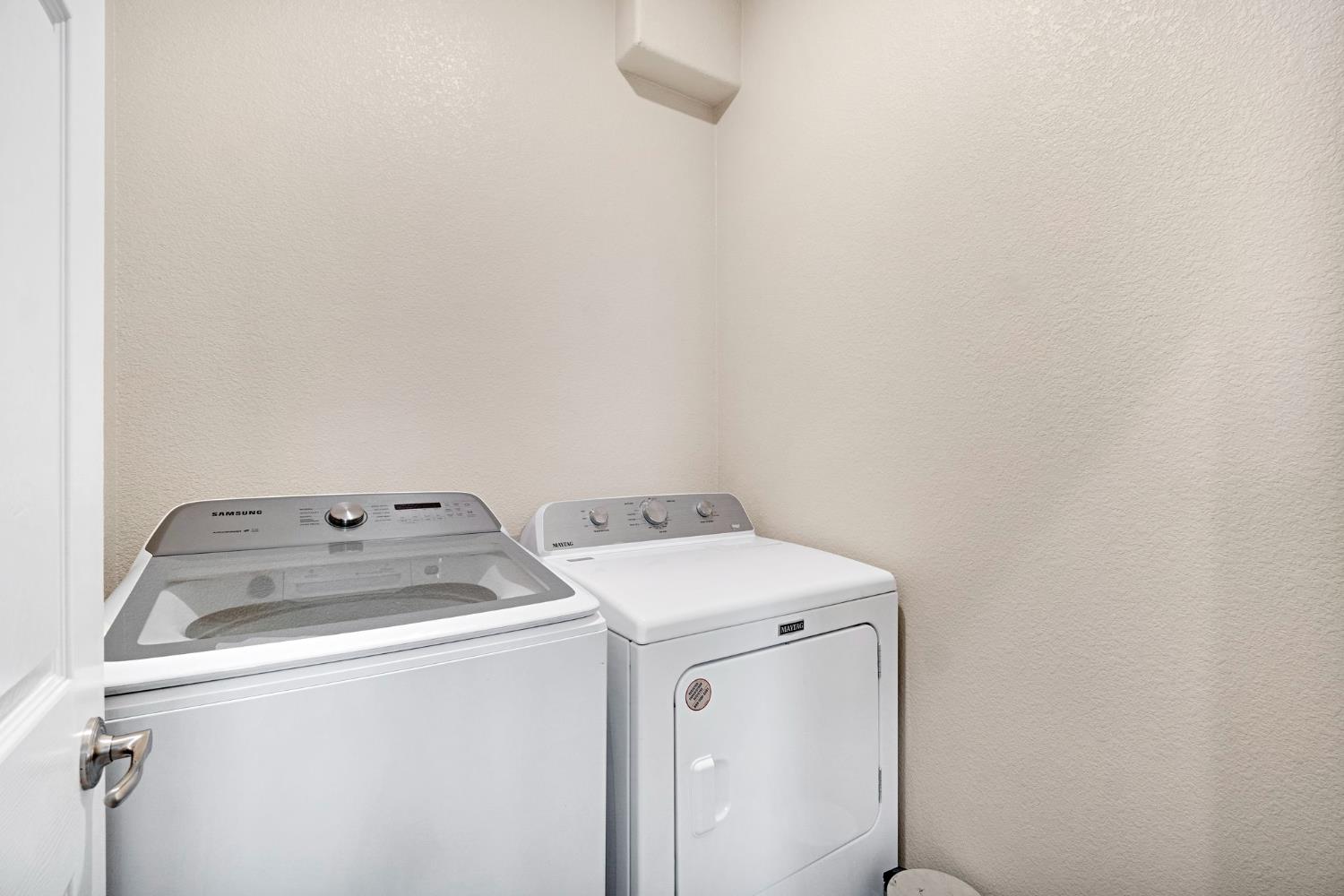 1316 Greenbrier Dr, Hanford, CA 93230