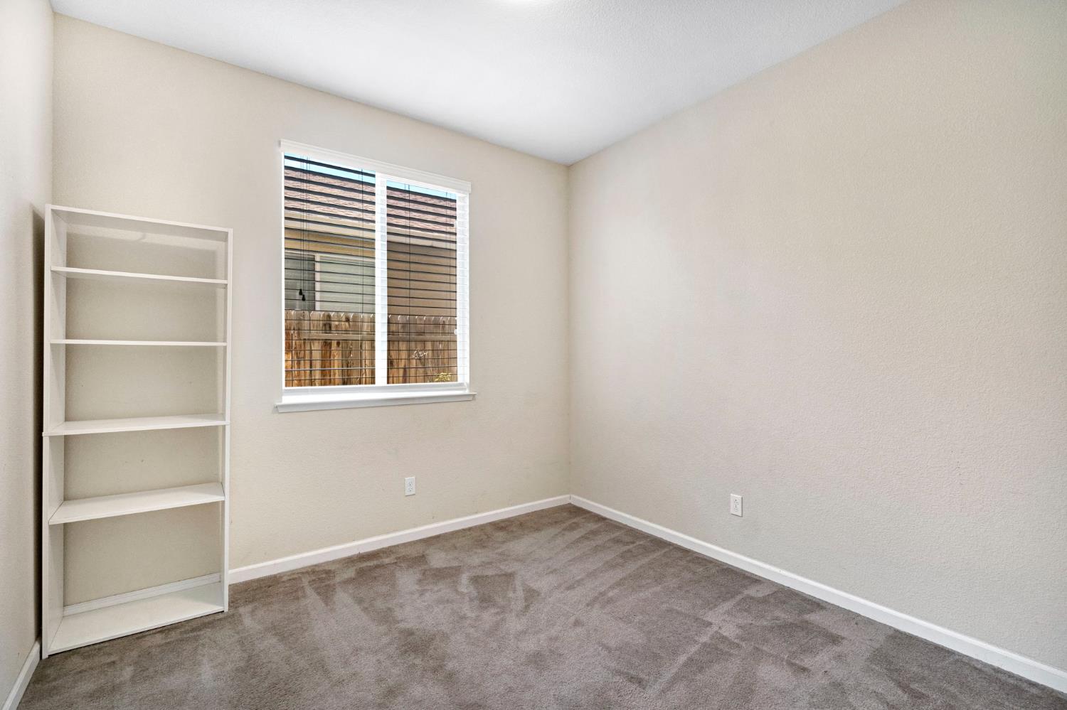 1316 Greenbrier Dr, Hanford, CA 93230
