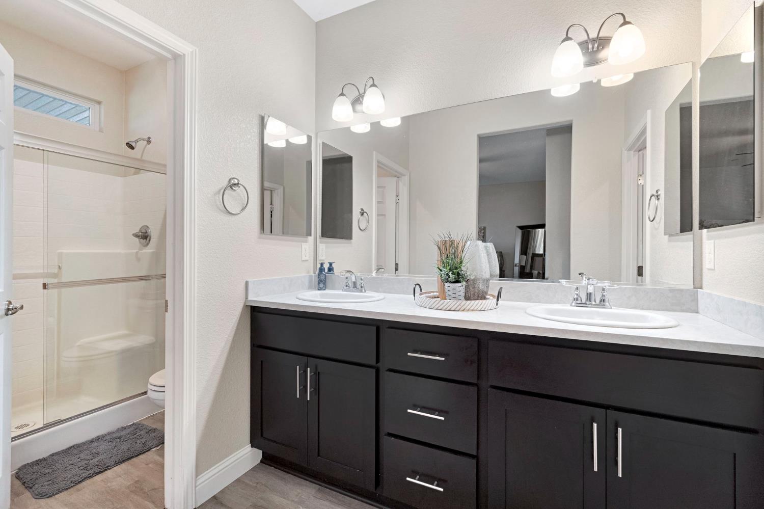 1316 Greenbrier Dr, Hanford, CA 93230