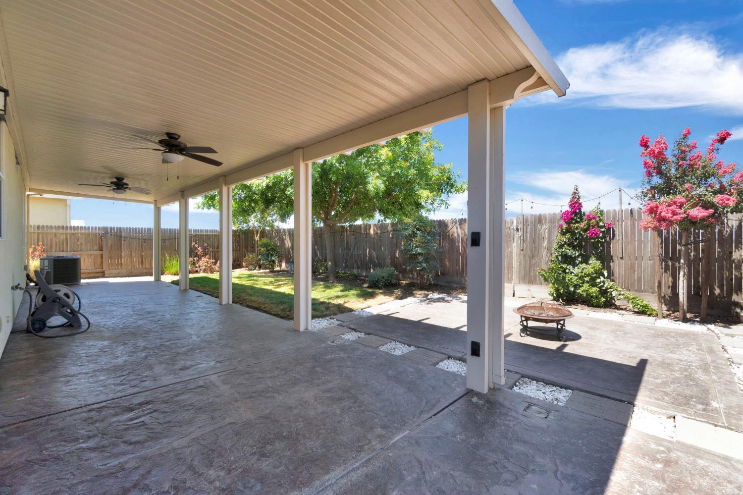 1316 Greenbrier Dr, Hanford, CA 93230