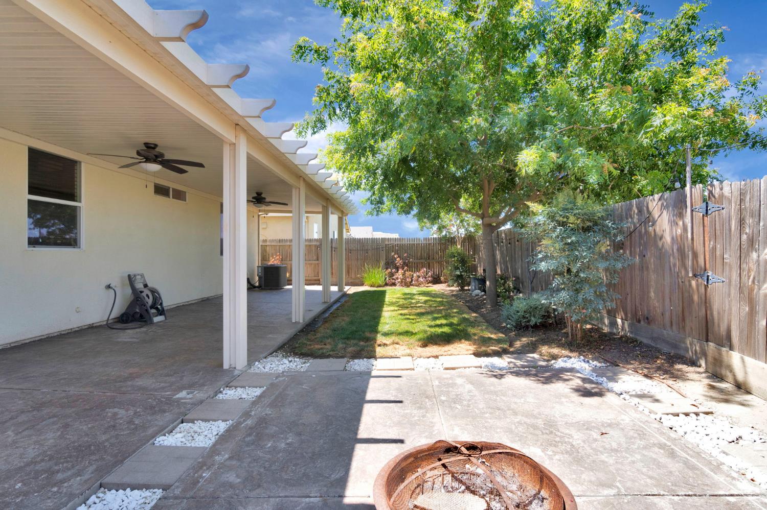 1316 Greenbrier Dr, Hanford, CA 93230