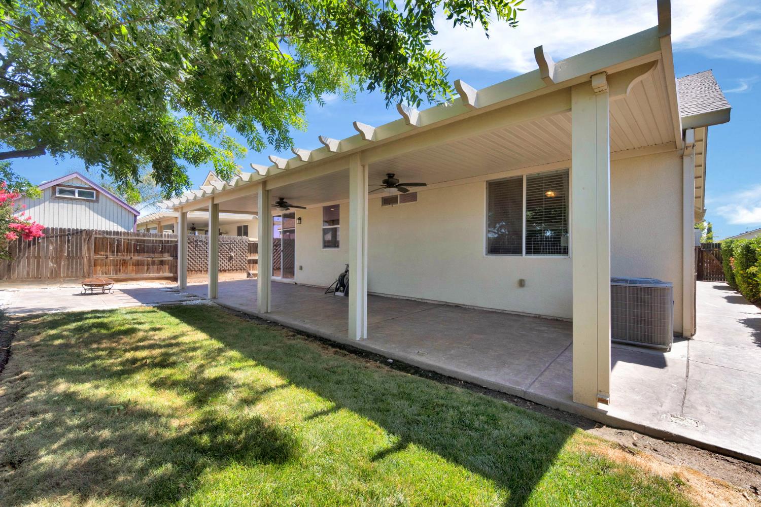 1316 Greenbrier Dr, Hanford, CA 93230