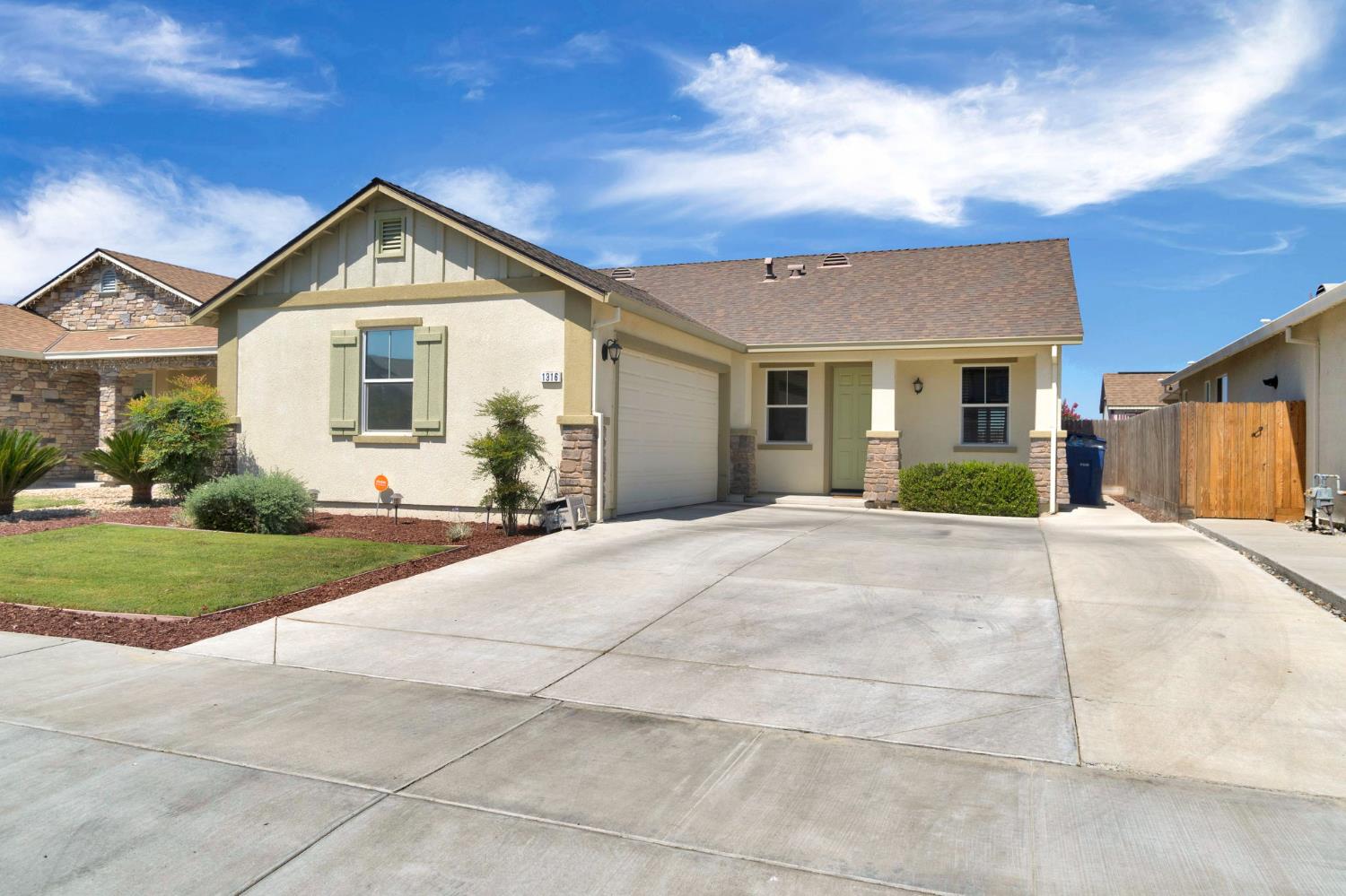 1316 Greenbrier Dr, Hanford, CA 93230