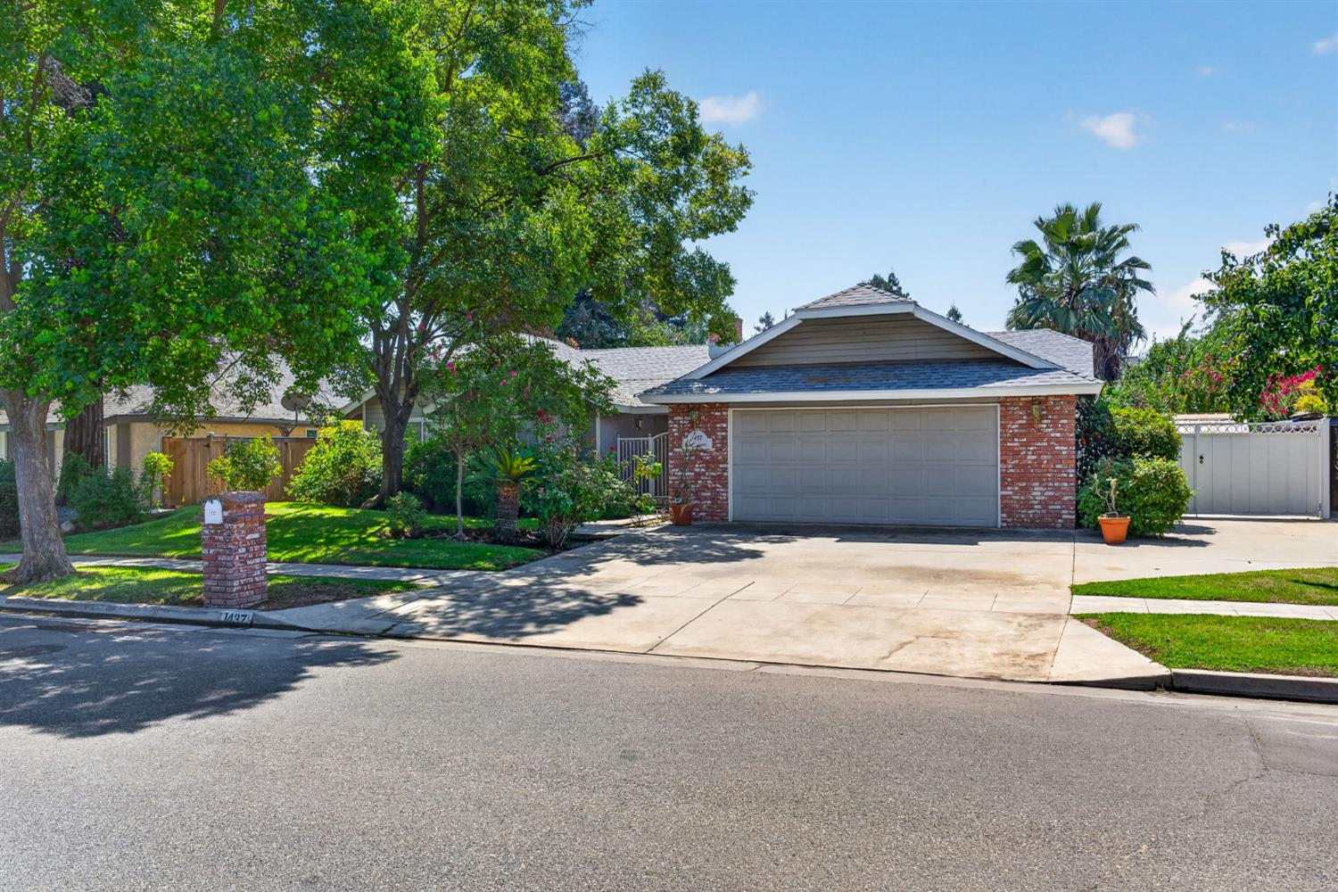1437 E Goshen Ave, Fresno, CA 93720