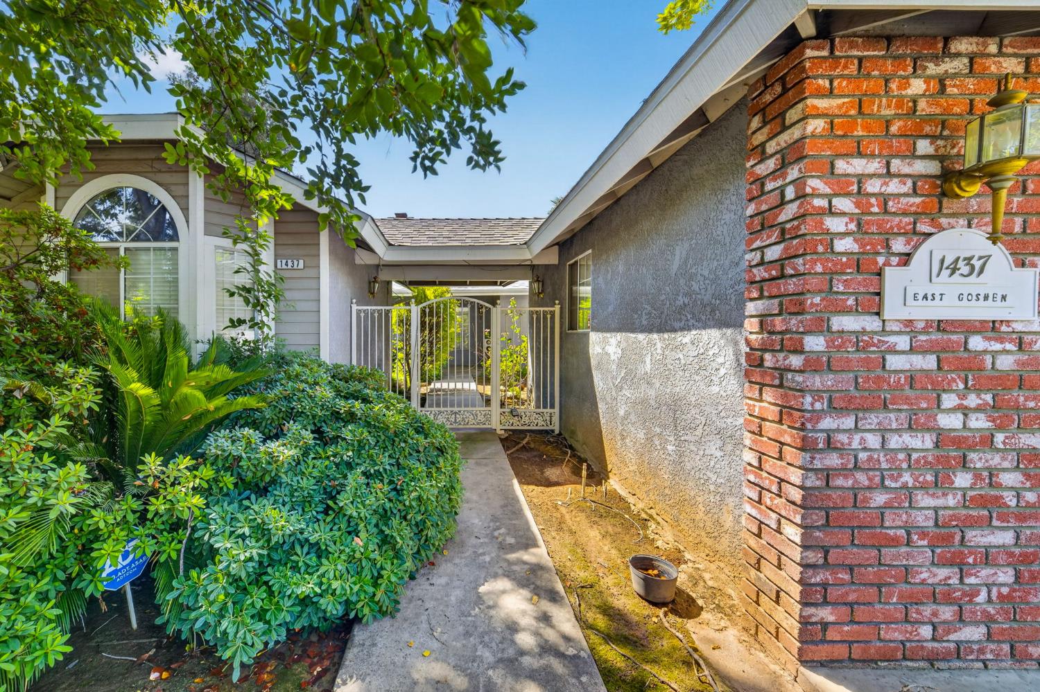 1437 E Goshen Ave, Fresno, CA 93720