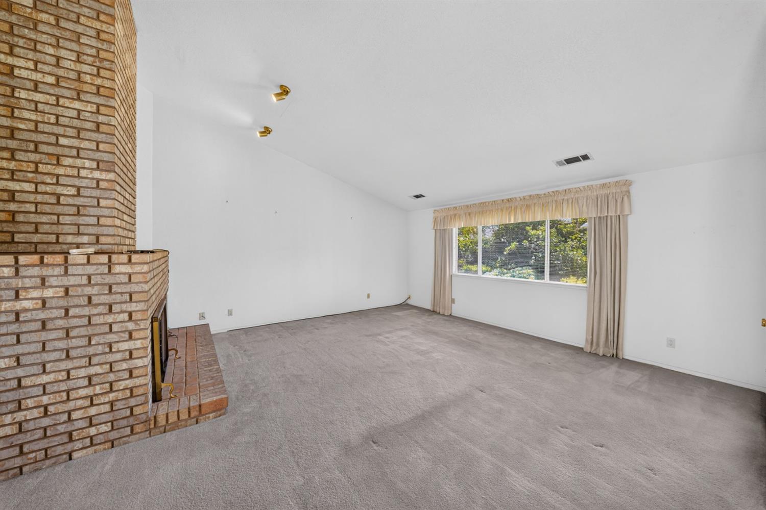 1437 E Goshen Ave, Fresno, CA 93720