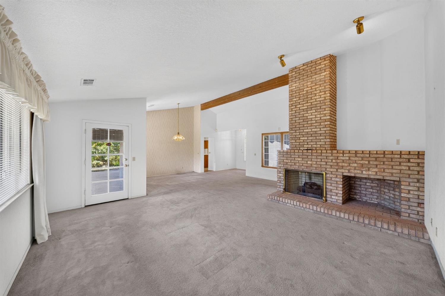 1437 E Goshen Ave, Fresno, CA 93720