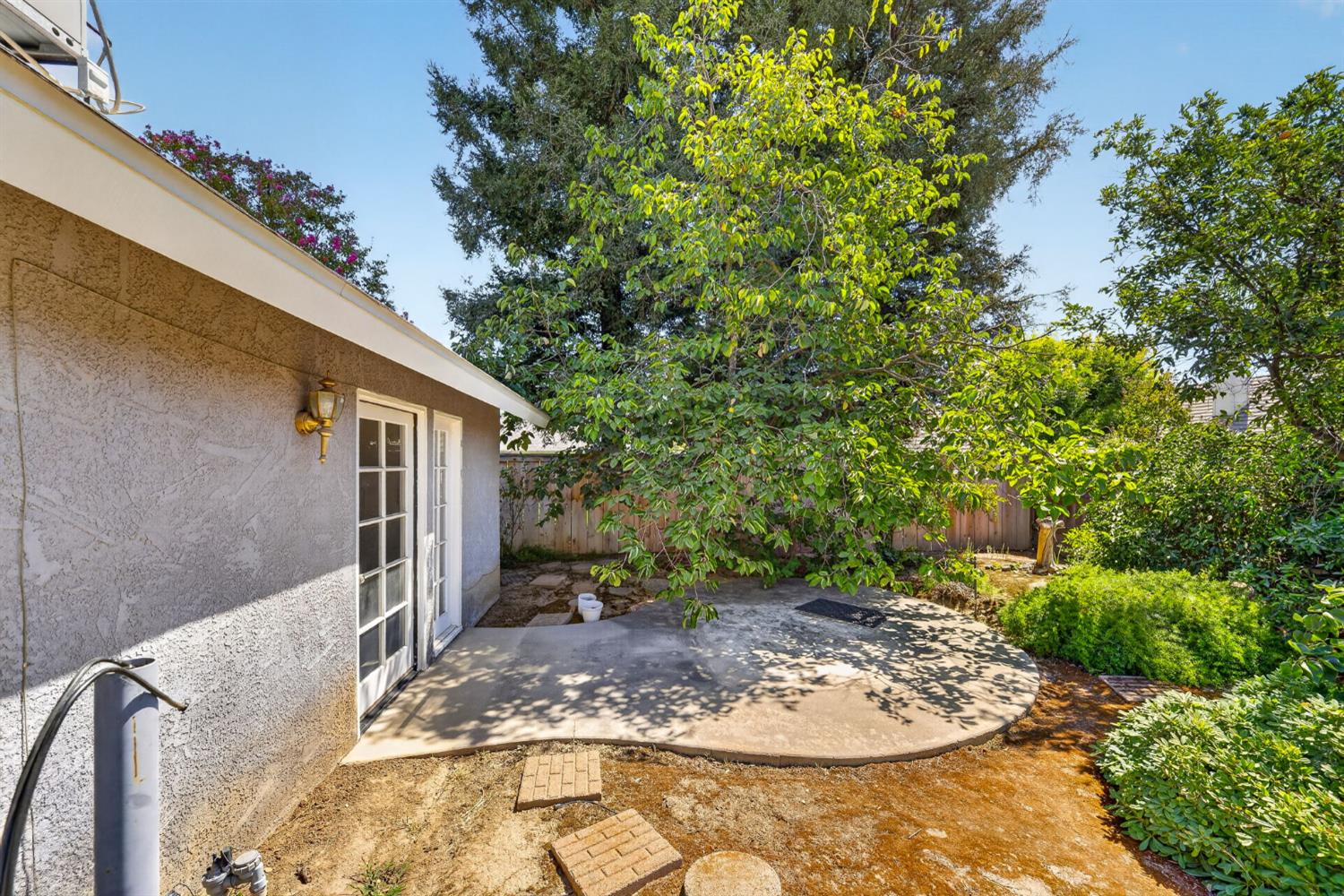 1437 E Goshen Ave, Fresno, CA 93720